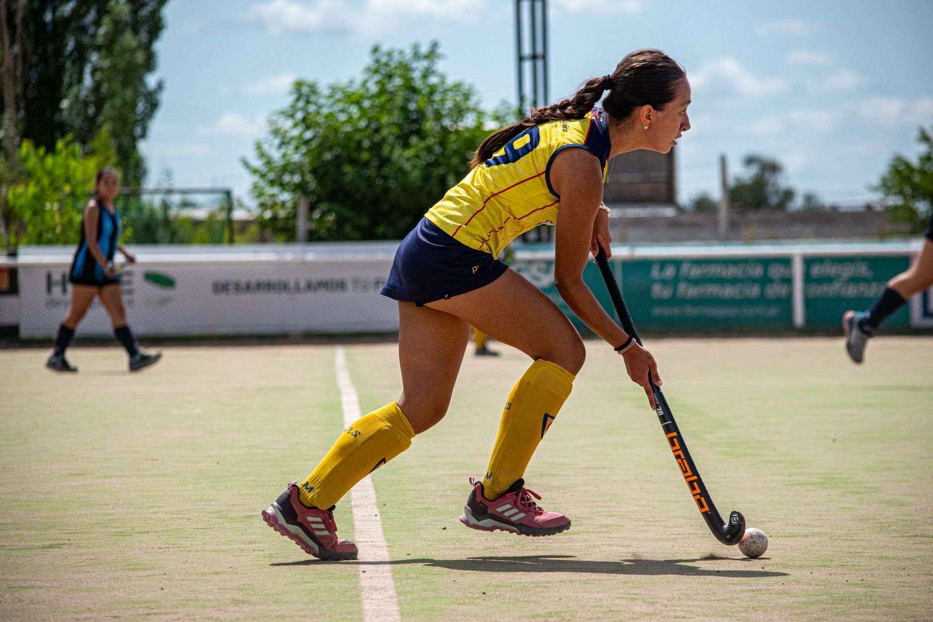 Young female athlete playing field hockey on a sunny day. — La Grada Online: Your One-Stop for All Things Espanyol